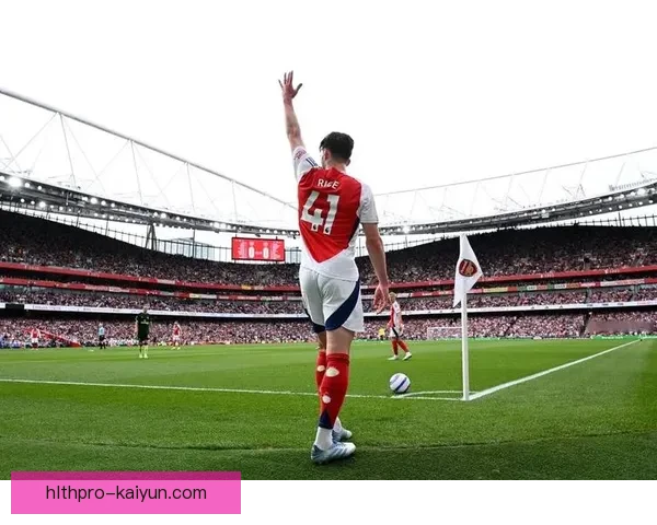 赖斯中场站位引发关注，表现稳健助球队保持竞争力